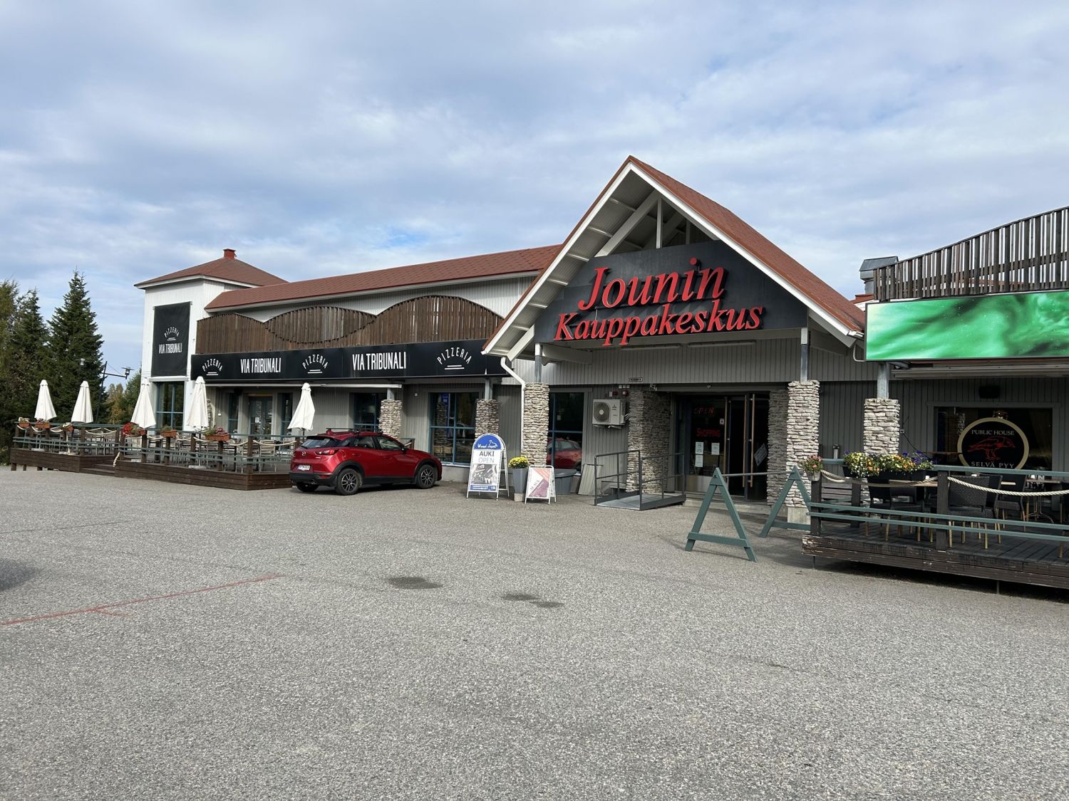 Jounin Kauppakeskuksesta vuokrattavaksi 199m2 liiketila. Tila soveltuu hyvin esimerkiksi myymälätilaksi. Tila ei sovellu suoraan ruokaravintola käyttöön. Henkilökunnalle yhteiset sosiaalitilat rakennuksen alakerrassa, asiakas wc:t käytävällä. Heti vapaa uudelle käyttäjälle.
