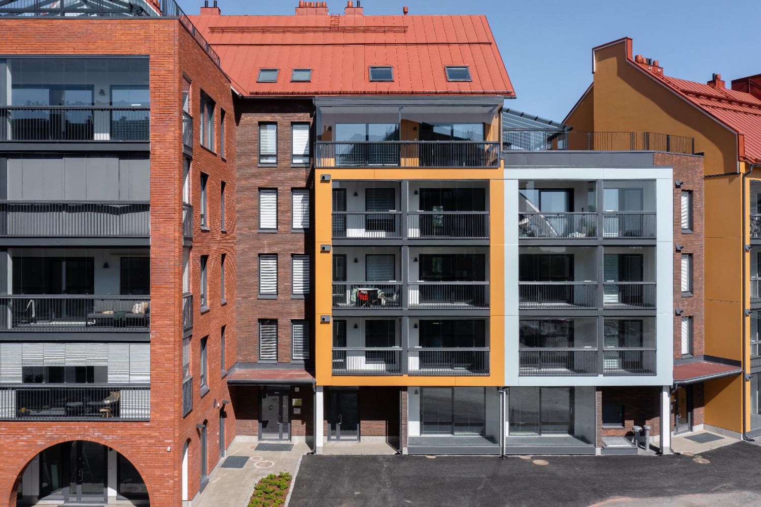 LIIKETILA PIRKKALAN SOLJASSAValoisa 68 m2 liiketila katutasossa. Huoneistokohtainen ilmanvaihto ja vesikiertoinen lattialämmitys. SOS- ja KPH-tiloissa Topi-keittiöiden kiintokalusteet.Tilavaraukset APK, JK/PK ja mikroaaltouuni.As Oy Soljan Sinfonia on valmistunut alueensa uudeksi maamerkiksi ...