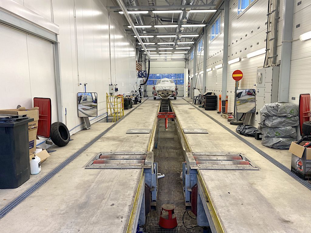 Vuokrataan raskaan kaluston tarpeisiin suunniteltu tila Kauklahdesta. Tila soveltuu hyvin kaluston huoltoon ja korjaukseen, sekä raskaan kaluston katsastusasemaksi.  Hyväkuntoisessa läpiajettavassa tilassa on 25 metrin pituinen rasvamonttu ja tila on hyväksytty raskaan kaluston katsastusasemaksi. Li...