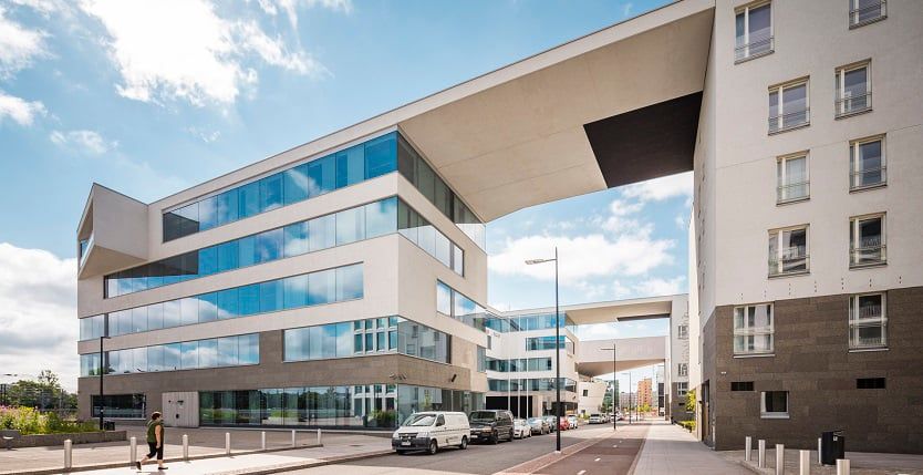 Etsitkö pääkonttoritasoista ja tilavaa toimistotilaa Helsingin sydämestä? Alvar Aallon katu 3 tarjoaa juuri sen, mitä tarvitset! Tämä 1500m2 tila on täydellinen ratkaisu yrityksellesi, joka arvostaa keskeistä sijaintia ja korkealaatuisia puitteita. Tilasta on upeat näkymät Töölönlahdelle ja Kaisa...