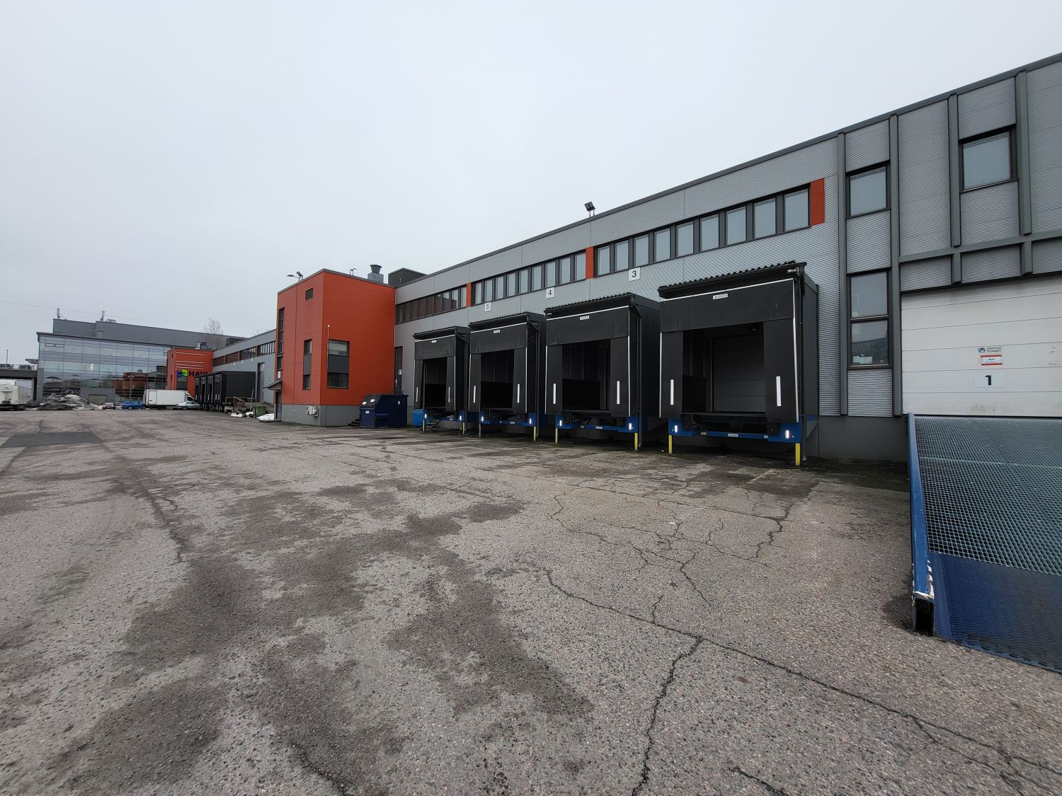 Manttalitie 5-7, tarjoaa korkealuokkaista logistiikkatilaa Aviapoliksessa, josta erinomaiset liikenneyhteydet Kehä 3:lle ja Tuusulanväylälle.Vuokrattavana varastotilaa (1119 m2 + 2043 m2) + toimistoa (968 m²) + sosiaalitilat (30 m2 + 47 m2) + mesaniiniä. Vuokrattavan tilan k...