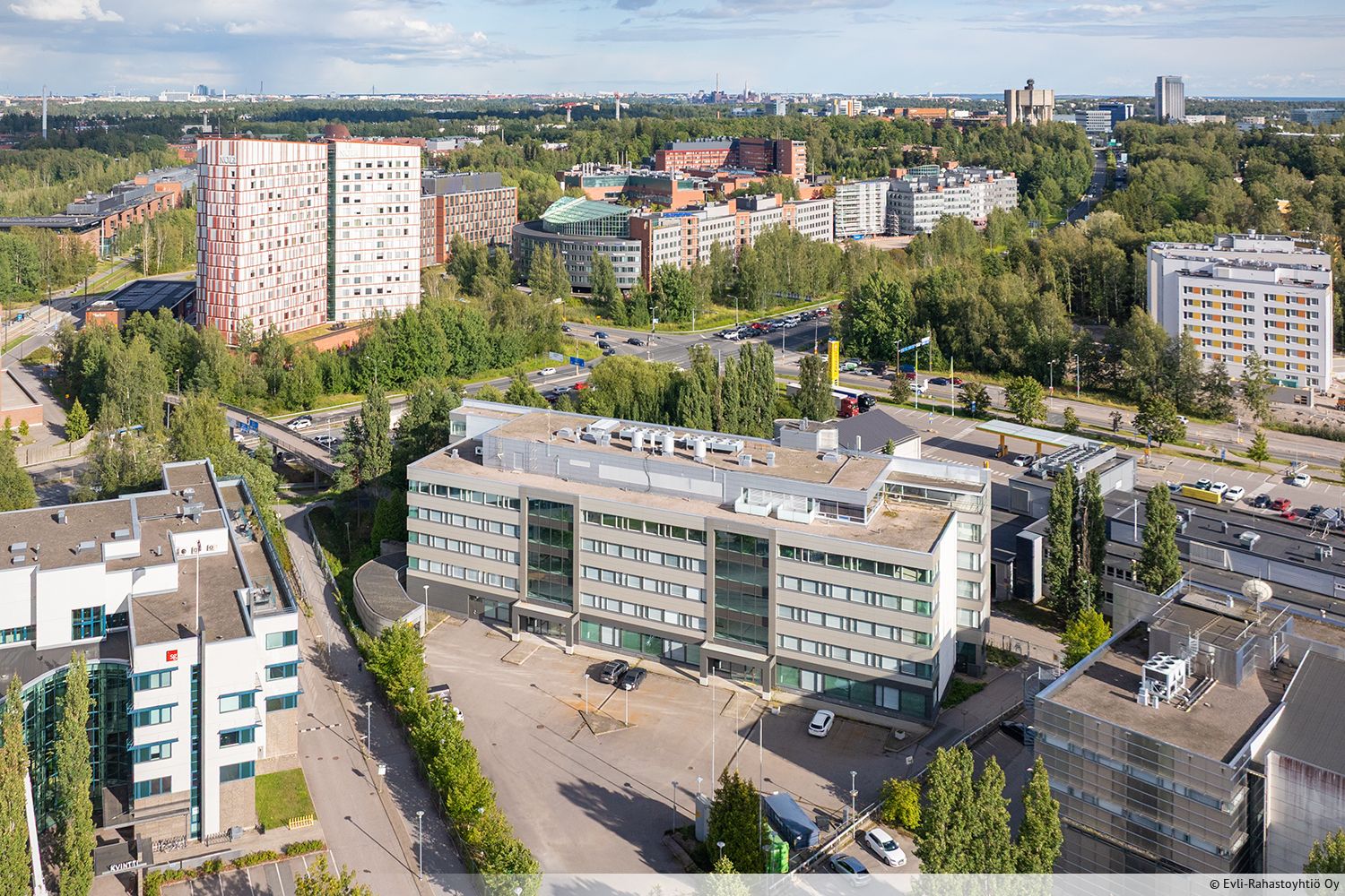 Tuo yrityksesi t&auml;ysin uudistettuihin toimitiloihin! Maarinportti on v. 2025 remontista valmistuva toimistokohde. T&auml;m&auml; on esimerkki puolikkaan toimistokerroksen tilasta, johon voi saada n. 44 ty&ouml;pistett&auml;. Tilank&auml;ytt&ouml;ratkaisuun ja materiaalivalintoihin voi vaikuttaa....