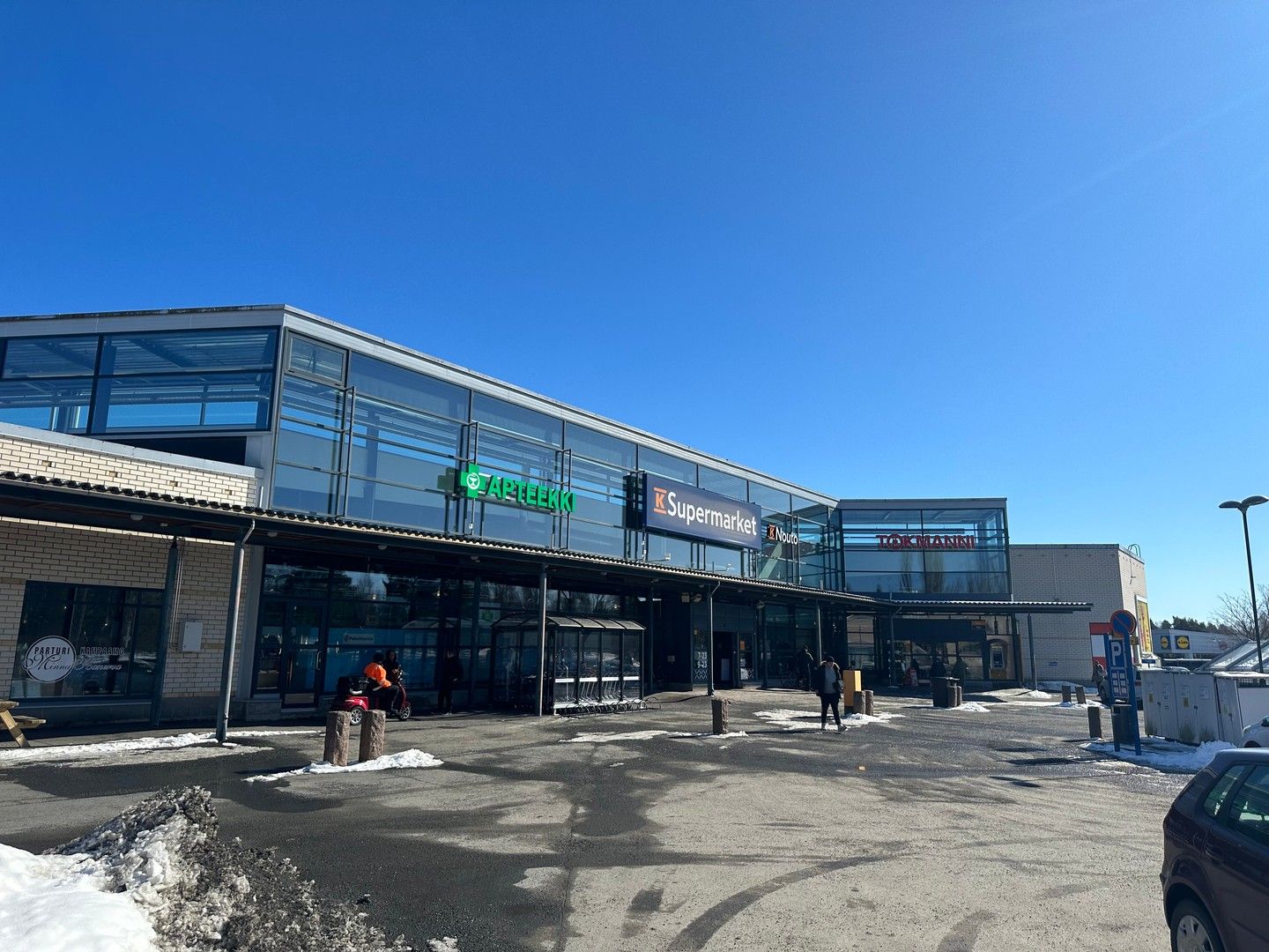 Ulvilan keskustassa Hansa kauppakeskuksesta sisäaulan tyylikäs liikehuoneisto, käynti myös ulkopuolelta kauppakeskuksen sisäpihalta.Nyt tilat on vuokrattu kampaamolle, eli hyvä vuokralainen valmiina sijoittajille.Tilat mahdollistaa monen tyyppistä yrittämistä hyvän asiakasvirran keskellä.Ota y...