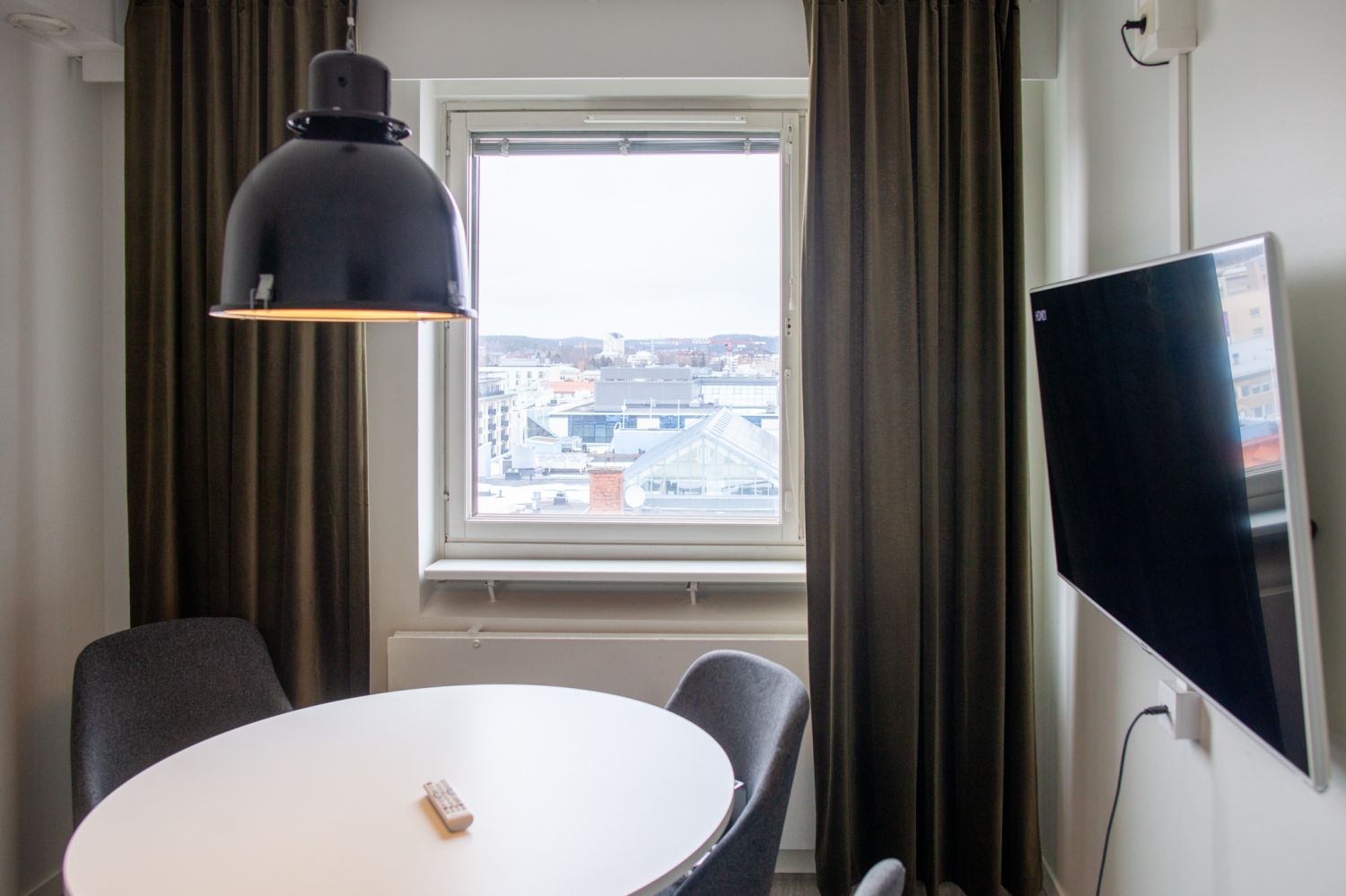 Pieni neuvotteluhuone