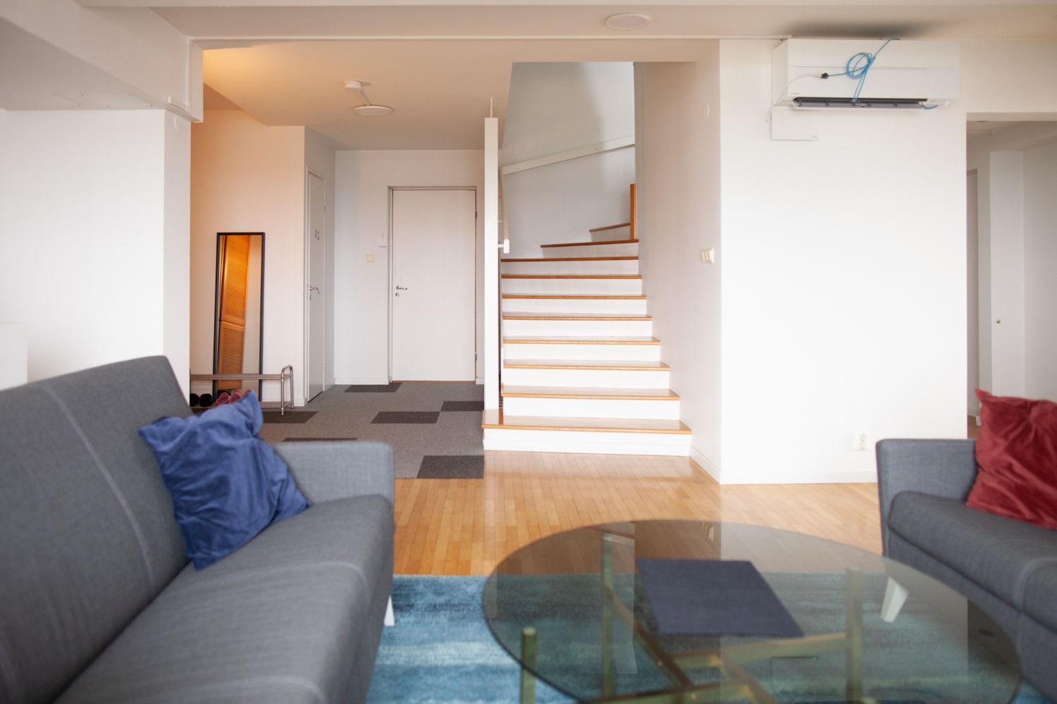 Aula + portaat ylemmän kerroksen tiloihin