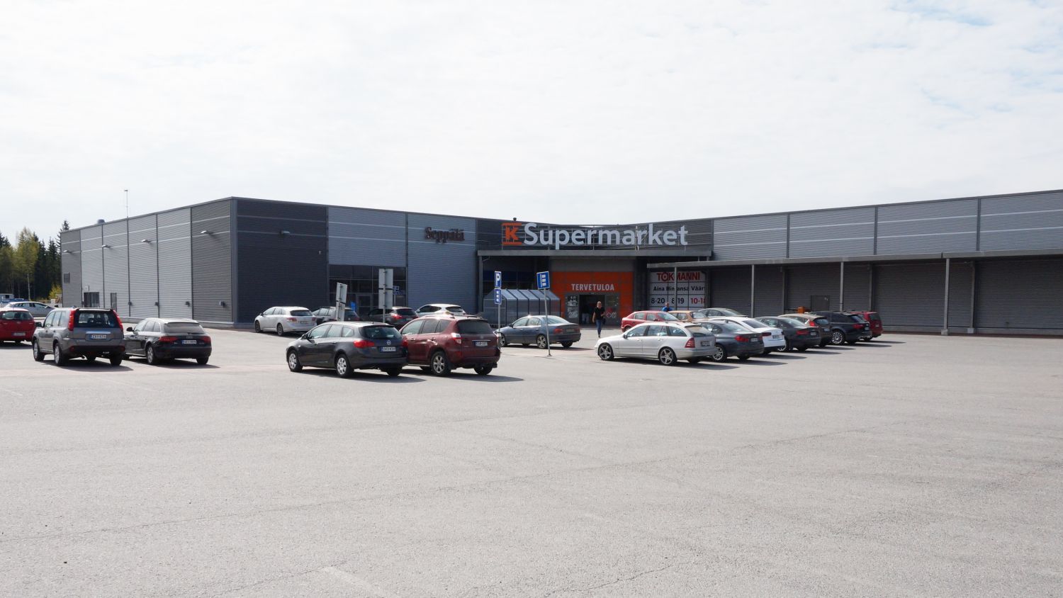 Vuokrattavana hyvä 276 m² liiketila. Samassa kiinteistössä toimivat Tokmanni ja K-Supermarket. Tilaan kulku ulkoa ja K-Supermarketin aulasta. Pihassa erinomaiset asiakaspysäköintimahdollisuudet. Ota yhteyttä ja sovitaan näytöstä!