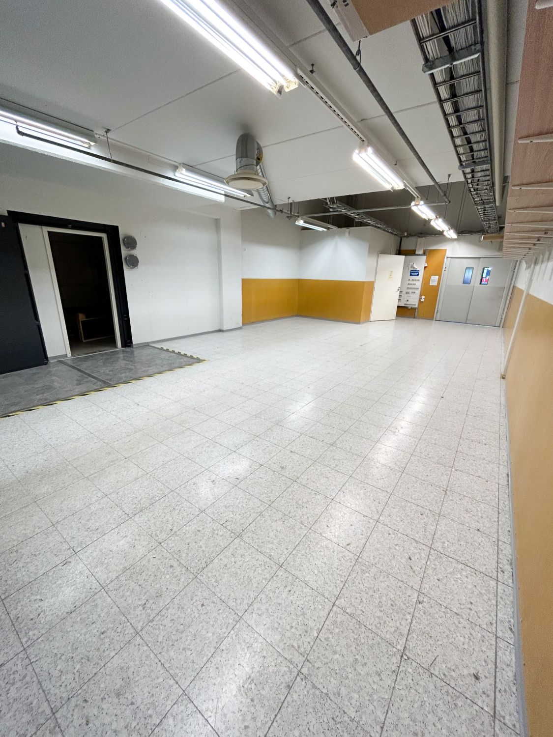 Vuokrataan kiinteistön katutasossa sijaitseva siisti 266m2 liiketila.Tilavat sosiaalitilat. Varastotila johon tavaroiden vienti kätevästi lastauslaiturilta.Tervetuloa tutustumaan ja ideoimaan kuinka tämä tila palvelisi yrityksenne tarpeita!SIJAINTILiikekeskus sijaitsee Suomussalmen Risteentie 1...