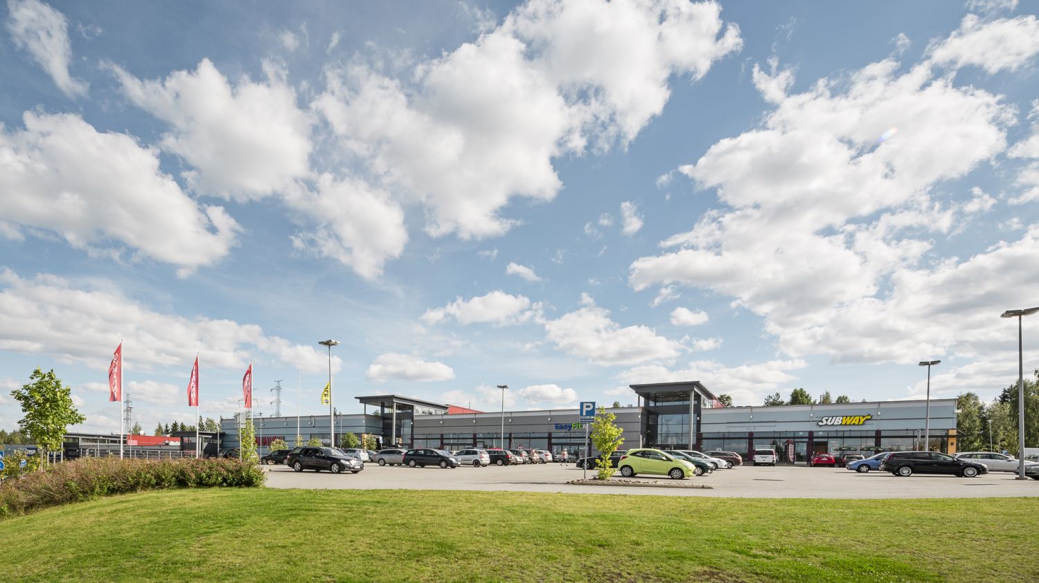 Vuokrattavana hyvää liiketilaa Kangasalan Lentolassa osoitteessa Mäkirinteentie 4. Sijainniltaan erinomainen ja näkyvä kiinteistö vilkkaassa kauppakeskittymässä E12 tien varrella ja Prisman naapurissa. Kiinteistössä toimivat tällä hetkellä mm. Tokmanni ja Jysk.