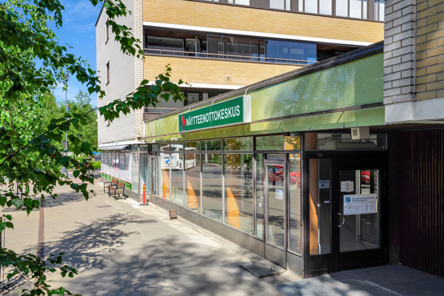 Tervetuloa tutustumaan tähän tilavaan ja monikäyttöiseen liiketilaan Joensuun keskustassa! Sijainti on erinomainen, aivan lähellä toria, mikä takaa runsaasti näkyvyyttä ja asiakasvirtaa.Tämä tila on jaettu kahteen tasoon: katutasoon ja kellarikerrokseen. Katutasossa on tilaa 191 neliömetriä, ja tä...