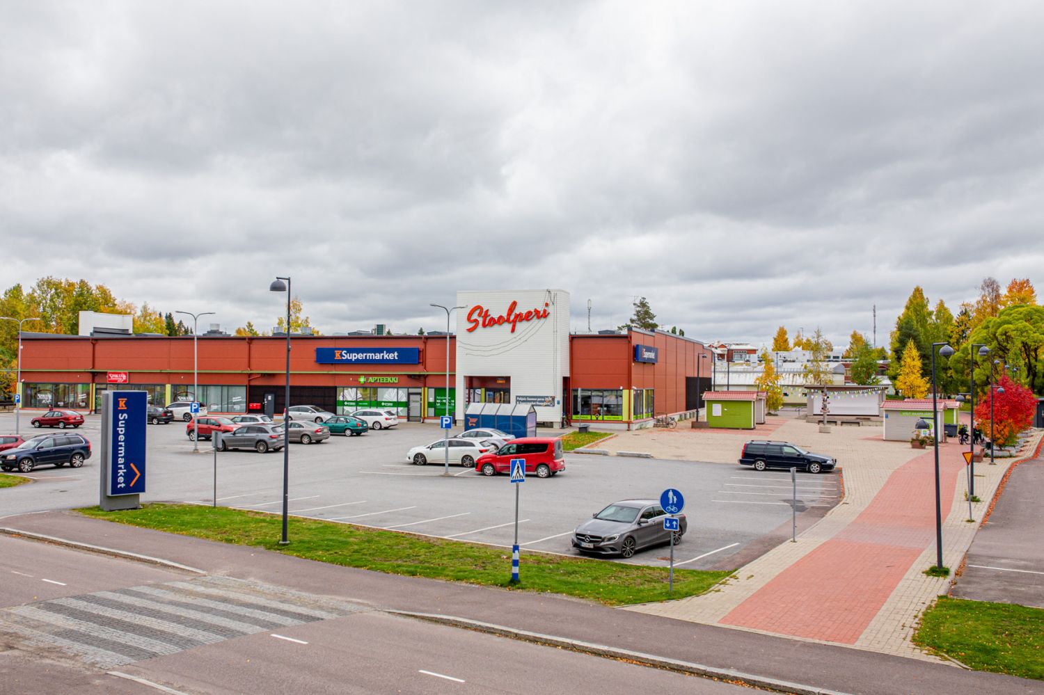 Tämä vuokrattava lounasravintolatila tarjoaa erinomaisen mahdollisuuden aloittaa tai kasvattaa liiketoimintaa alueella, jossa on paljon potentiaalisia asiakkaita. Tilassa on runsaasti ikkunoita, jotka tarjoavat luonnonvaloa ja mahdollistavat houkuttelevan näkyvyyden asiakkaille.Tervetuloa tutustuma...