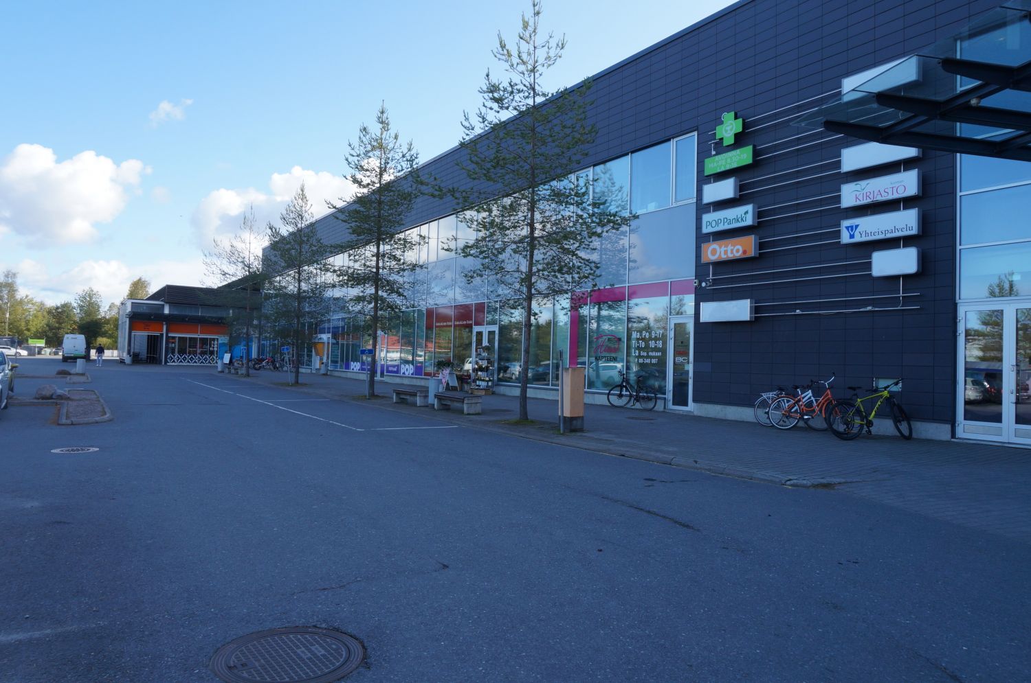 Kauppakeskus Kapteeni on oulunsalolaisten monipuolinen lähikeskus – ja monen muunkin matkan varrella. Keskuksen kaupallisen tarjonnan ankkurina on iso 1700-neliöinen K-Supermarket Oulunsalo.Toinen ehdoton vetovoimatekijä ovat keskuksen monipuoliset palvelut. Kapteeni tarjoaa asiakkailleen mm. kunt...