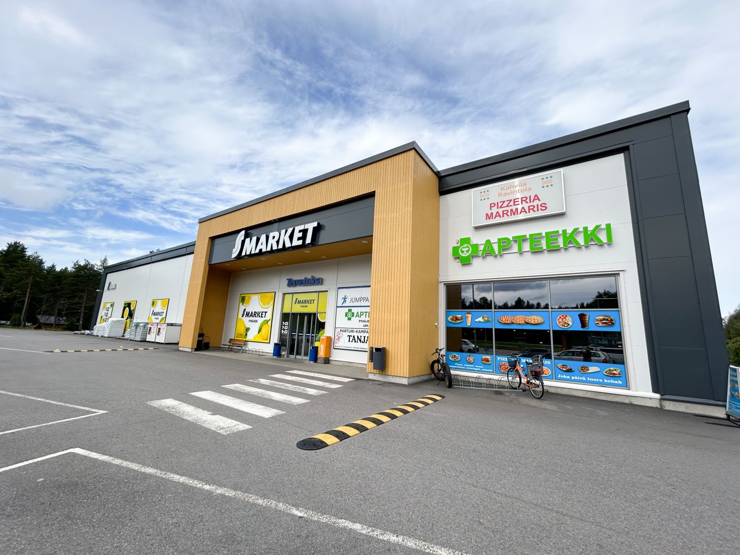 Vuokrattavana 38m2 siisti liiketila.Tervetuloa tutustumaan ja ideoimaan kuinka tämä tila palvelisi yrityksenne tarpeita!SIJAINTIPyhäjoen liikekeskus sijaitsee vilkkaan valtatie 8 varressa.Vaasa-Oulu-valtatie 8:n ajoneuvomäärä on arkisin n. 10 000.PALVELUTLiikekeskuksessa toimii ruokakauppa, ...