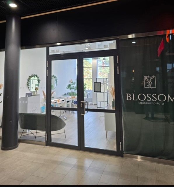 Kauppakeskus Saari on syksyllä 2018 avattu moderni lähikauppakeskus, joka sijaitsee Itä-Helsingin Laajasalossa vilkkaan Laajasalontien varrella. Saari tarjoaa kasvavan alueen paikallispalvelut ja täydentää tarjonnan vastaamaan laadukkaan ja helpon arjen tarpeita. Liikkeitä ja palveluntarjoajia on no...