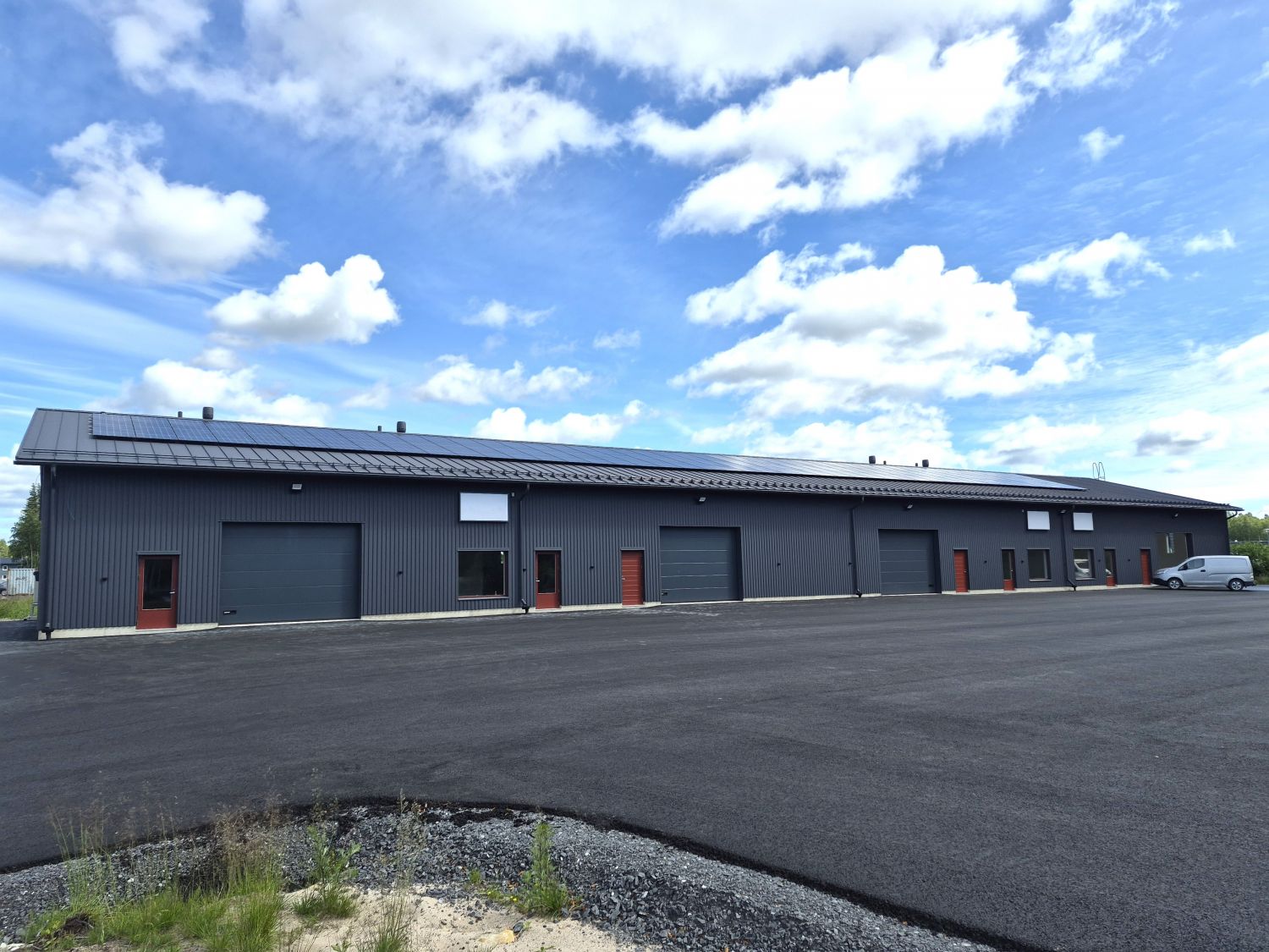 Vuokrataan suositulta Ruskon alueelta Raitotien kupeesta 3 uutta hallitilaa!Hallitilojen koko on 296m²/ kpl. Tiloja voidaa myös yhdistellä. Halleissa on valmiina toimisto, keittiö, pukuhuone, suihku ja wc. Toimistohuoneita voidaan tarpeen mukaan vielä lisätä.Iso piha-alue helpottaa logistiikkaa....