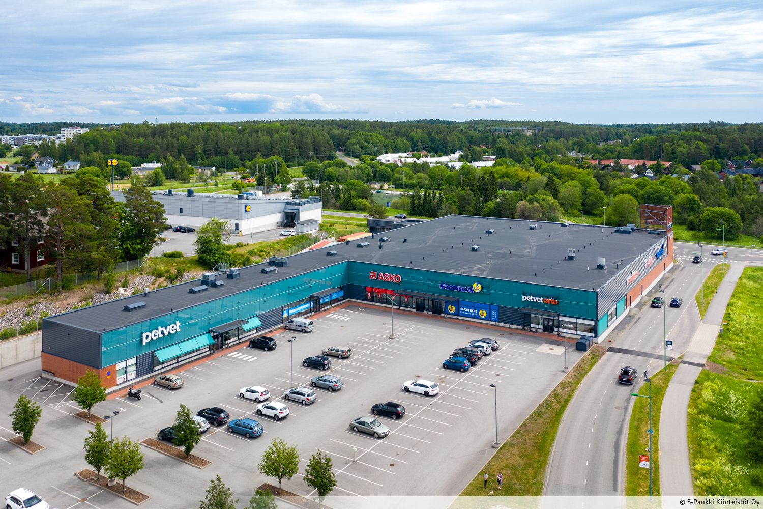 Erinomaisella n&auml;kyv&auml;ll&auml; paikalla sijaitseva katutason monien mahdollisuuksien liiketila, joka voidaan jakaa my&ouml;s kahdeksi eri tilaksi. Tilassa myym&auml;l&auml;osan lis&auml;ksi omat sosiaalitilat sek&auml; lastaustilat lastaustaskuilla . Samassa kiinteist&ouml;ss&auml; toimii mm...