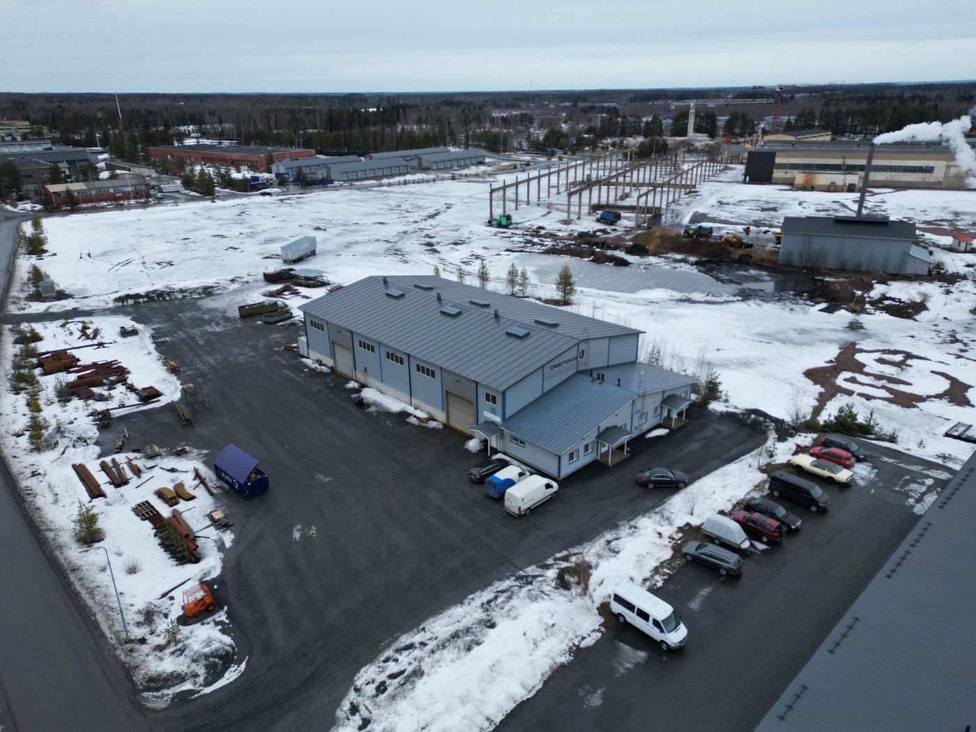 Soppeenmäen teollisuusalueella Ylöjärvellä myydään tai vuokrataan vuonna 2008 valmistunut teollisuushalli joka soveltuu tuotanto- tai varastokäyttöön. Aiemmin tilassa on toiminut konepajayritys. Tontti on 7500 m2 ja käyttämätöntä rakennusoikeutta reilu 3000 m2.Kiinteistössä on kaksi nosto-ovea joi...