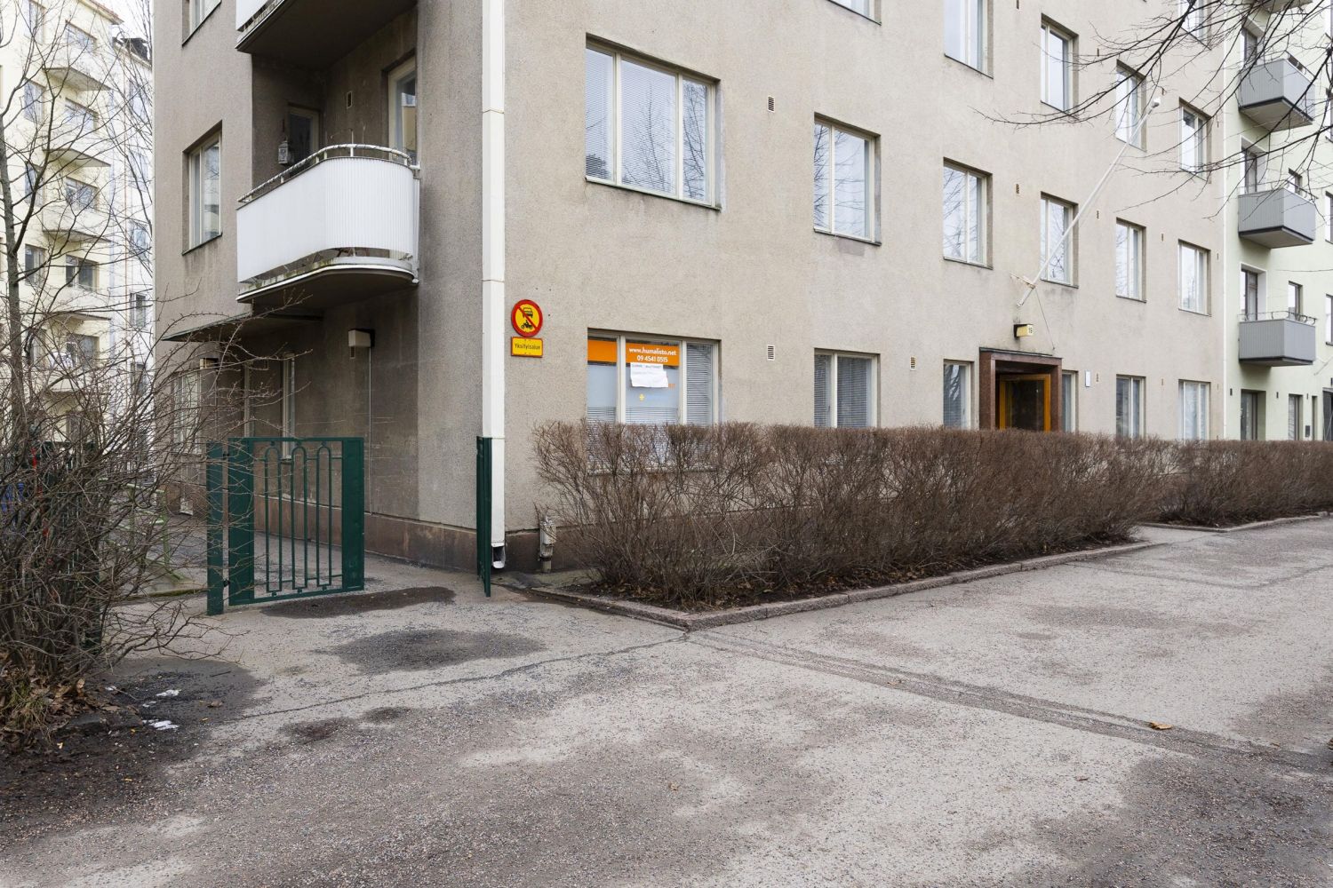 Töölössä hyvällä sijainnilla 1. kerroksen läpitalon päätyhuoneisto joka on käyttötarkoitukseltaan toimistotilaa.Tila on ollut hammaslääkärin vastaanottona.Toiseen huoneeseen on asennettu vesipiste, sekä tilakohtainen ilmanvaihtokone ja ilmalämpöpumppu viilennykseen.Välinehuoltotila on ollut keit...