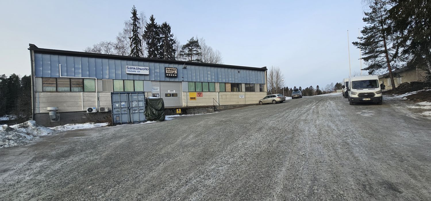 Tuotanto- ja varastotila Kelloniemessä. 1. kerroksen pohja-ala 360 m2. Lisäksi 2. kerroksessa varasto- ja toimistotilaa 190 m2. Vapakorkeus 5 m. Hallissa lastaussilta ja 2 nosto-ovea. Öljynerotuskaivot 1 t puominosturi. Kaukolämpö, lisäksi ilmalämpöpumput viilennykseen ja lämmitykseen.