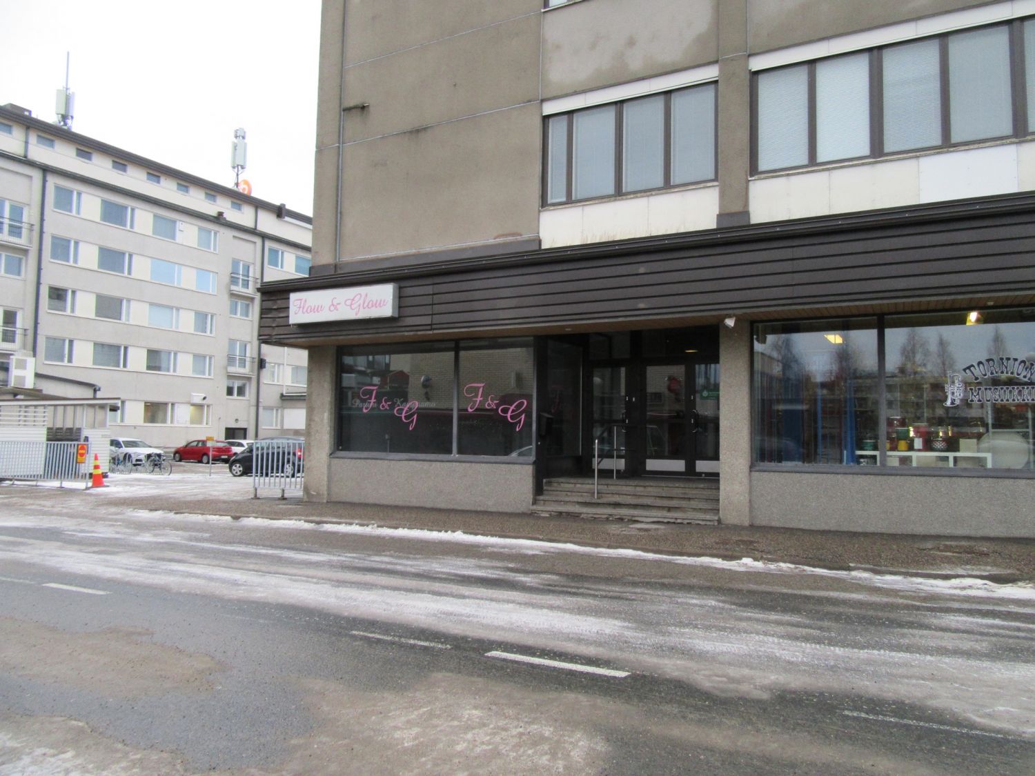 Keskustassa hyvällä sijainnilla liikehuoneisto katutasossa. Huoneisto siistissä kunnossa. Huoneisto heti vapaa.