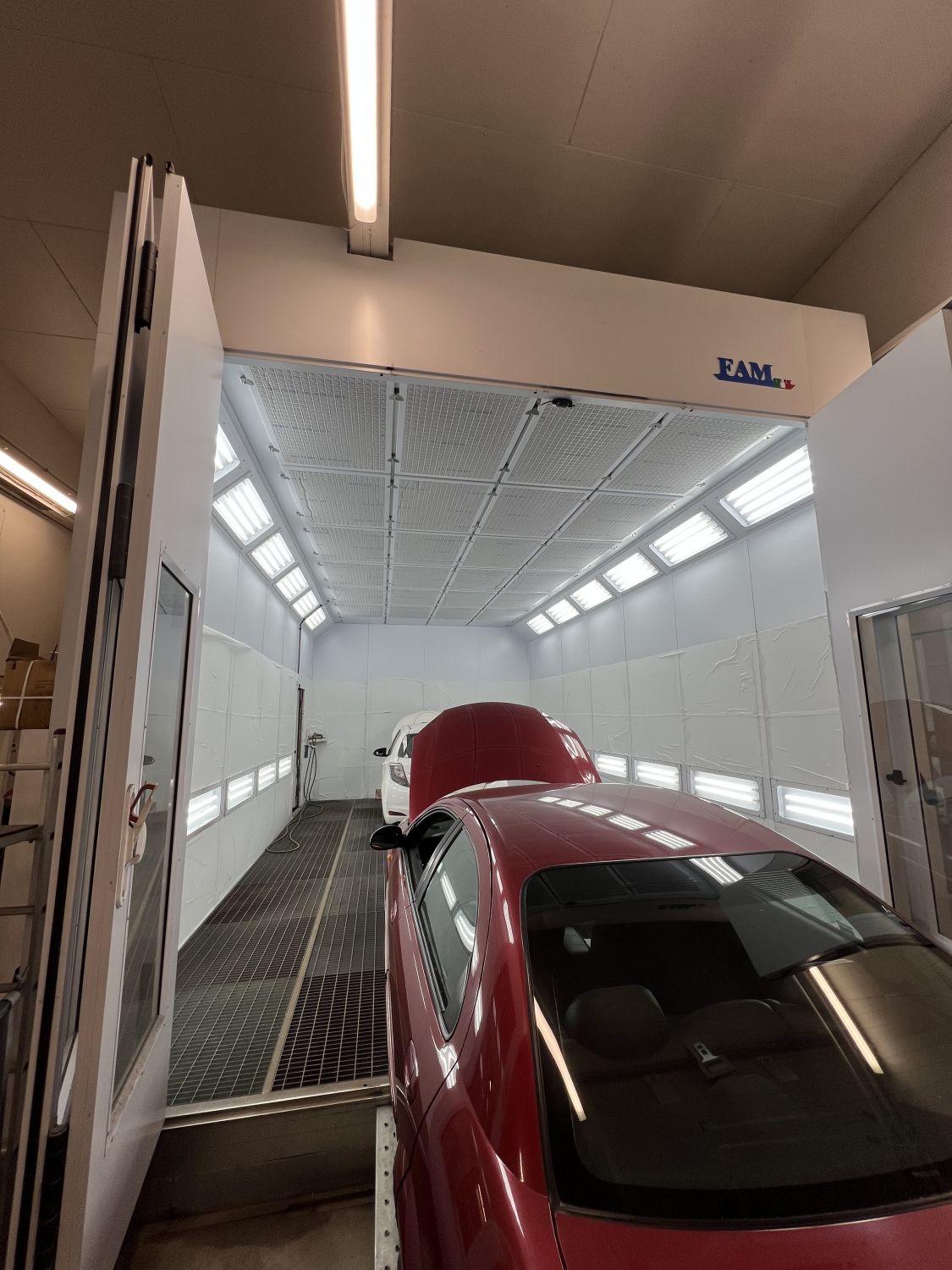 Tarjolla on täysin valmis ja huolellisesti varusteltu maalaamotila, joka sijaitsee erinomaisessa paikassa. Tilan sydämessä on pitkä ja korkea italialainen FAME-maalauskammio sekä Cromax-värilinja, jotka mahdollistavat tarkan ja laadukkaan työnteon. Nämä huippu laitteet takaavat sujuvan ja tehokkaan ...