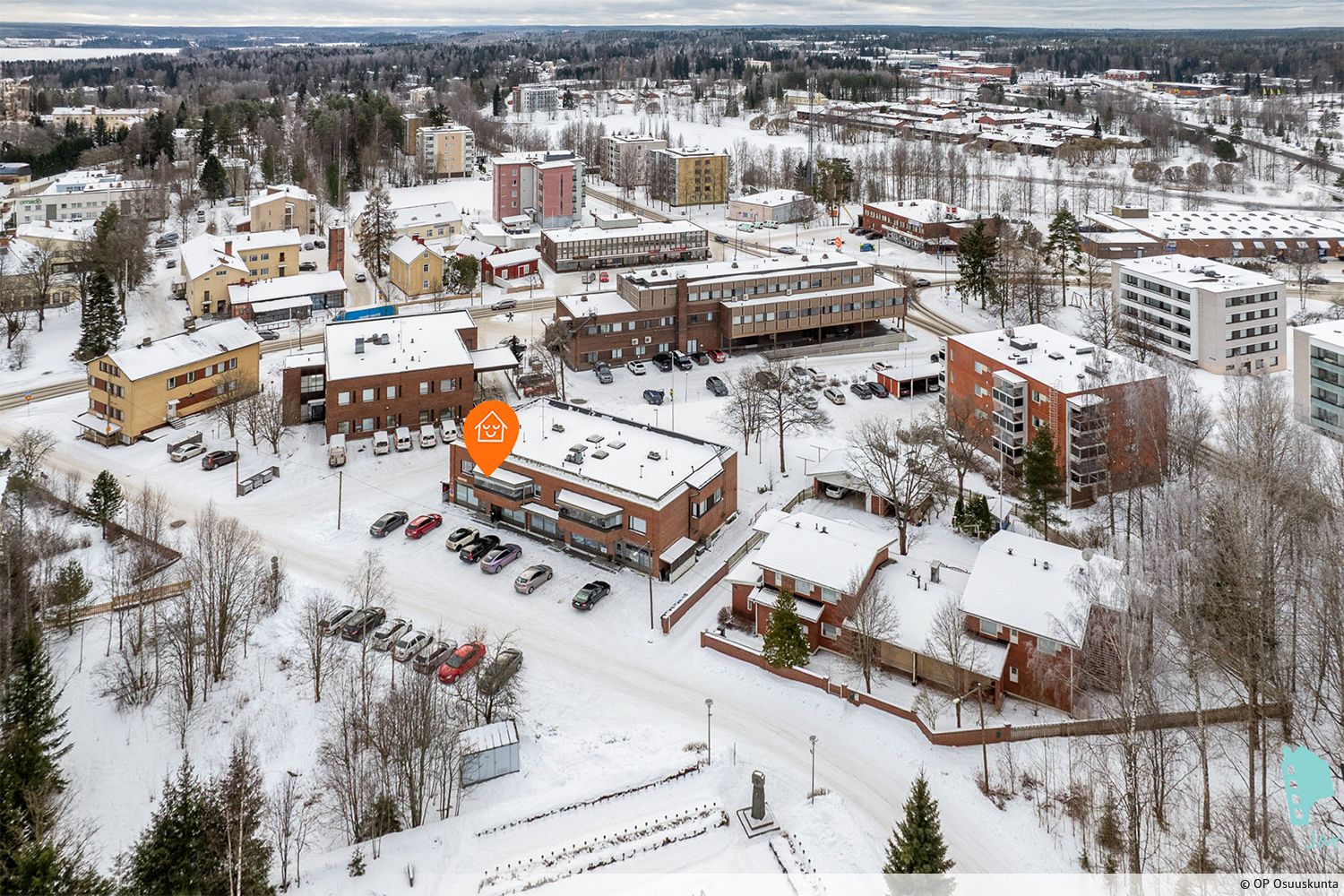 Vuokrattavana katutason liiketila/toimistotila Parkanon keskustassa. Siistiss&auml; toimitilassa on valoisa avotila sek&auml; pienkeitti&ouml;ll&auml; ja vessalla varustetut takatilat. Kysy vuokraa!