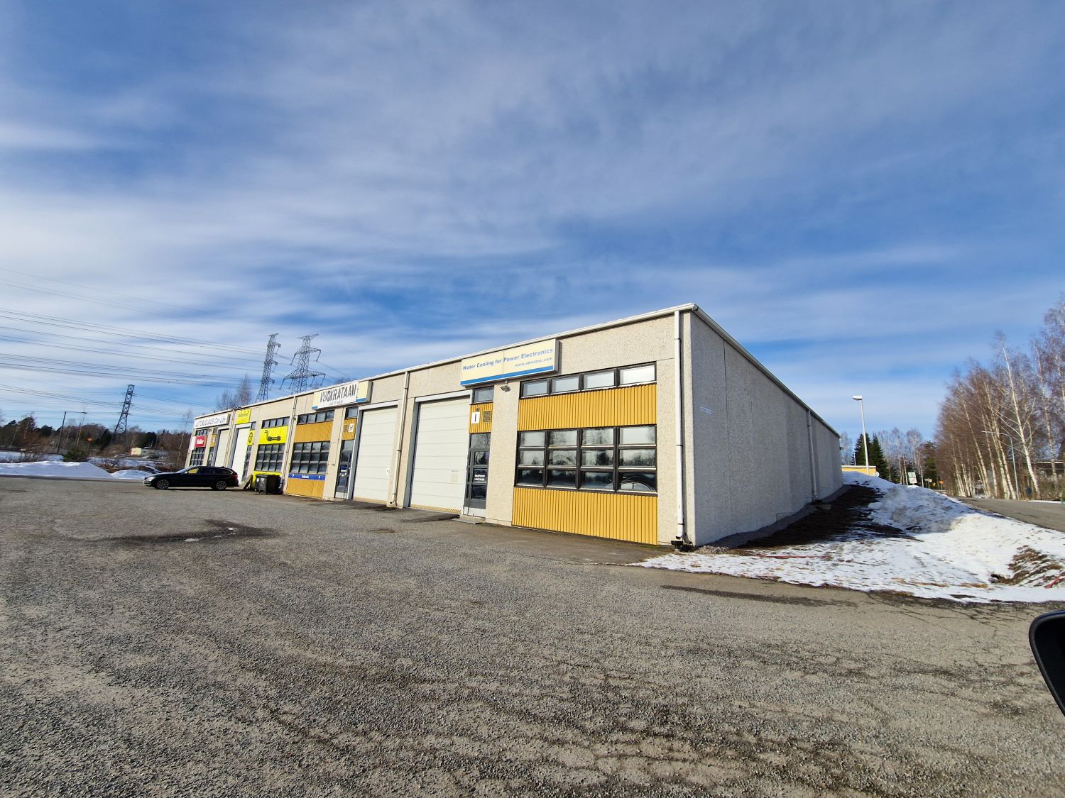 Vuokrataan tuotanto- ja varastotilaa Kangasalta näkyvältä paikalta. I-halli rakennuksen päädyssä.Hallitila noin 240 m2. Toimisto- ja sosiaalitiloja kahdessa kerroksessa noin 180 m2.Hallitilan vapaa korkeus on noin 4,6 m kantavaan palkkiin. Vapaa korkeus palkkien välissä 5,2 m. Sähkökäyttöinen no...