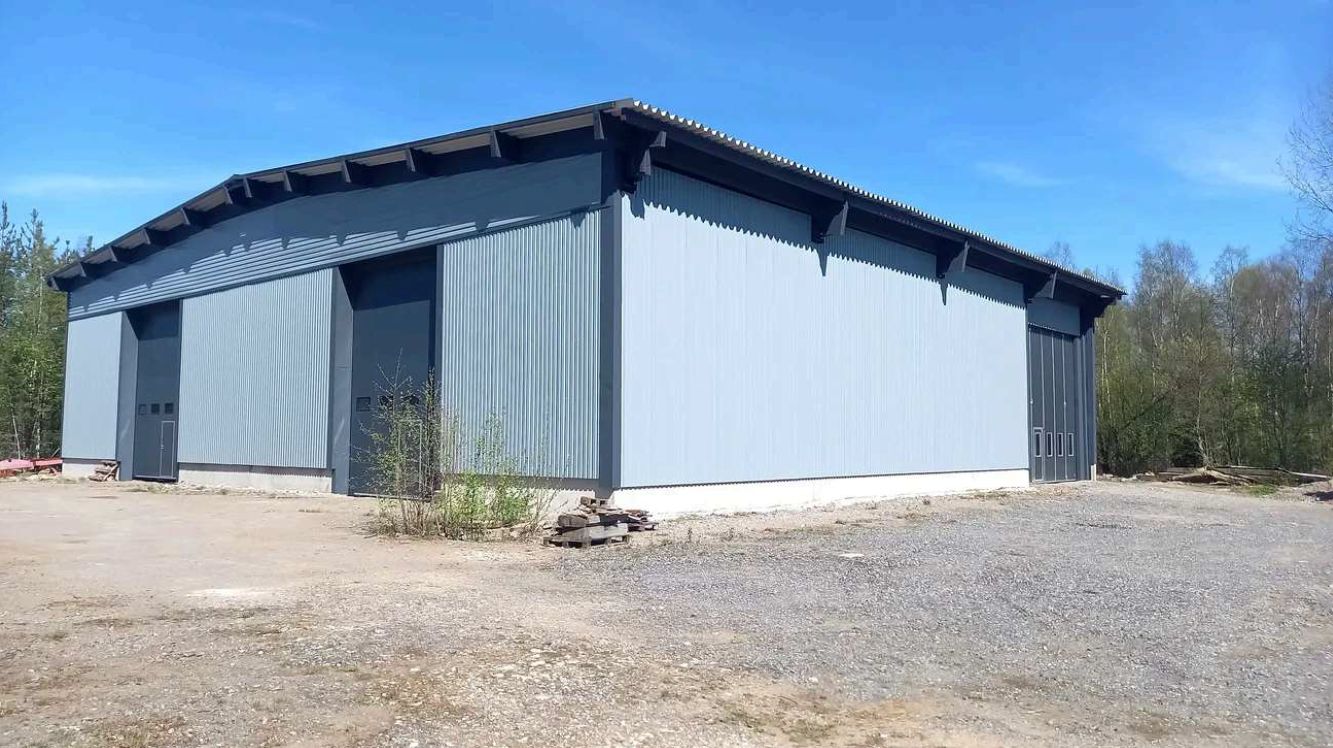 Heinolassa Suokannaksen teollisuusalueelle 2024 valmistunut varastohalli. Sammontien ja Huhtisaarentien risteyksessä oma tasainen 3542 m2 tontti, jolle kaksi liittymää leveydeltään 10 m ja 12 m. Hallin sisätiloja voidaan tarvittaessa muokata vuokralaisen toiveiden mukaisesti.