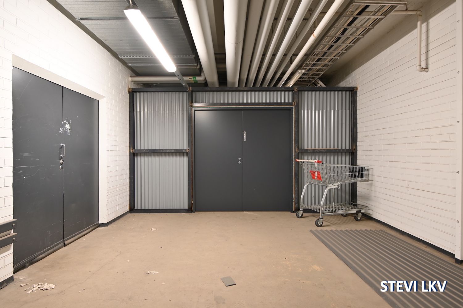 Varastotilaa *Kauppakeskus *Siistiä *Ilmaiset parkkipaikat *Länsi1