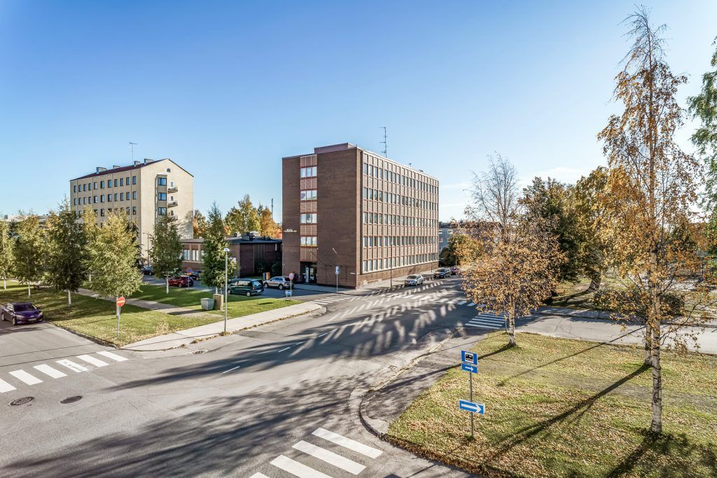 Senaatti-kiinteistöt myy osakkeet nro 367-430, 3228-7475 sekä 7748-7867 Kiinteistö Oy Klubinkulma nimisestä yhtiöstä osoitteessa Meripuistokatu 16, 94100 Kemi. Kiinteistö Oy Klubinkulma sijaitsee Kemin keskustassa. Kiinteistöllä sijaitsee vuonna 1973 valmistunut toimistorakennus. Yhtiöjärjestyksen m...