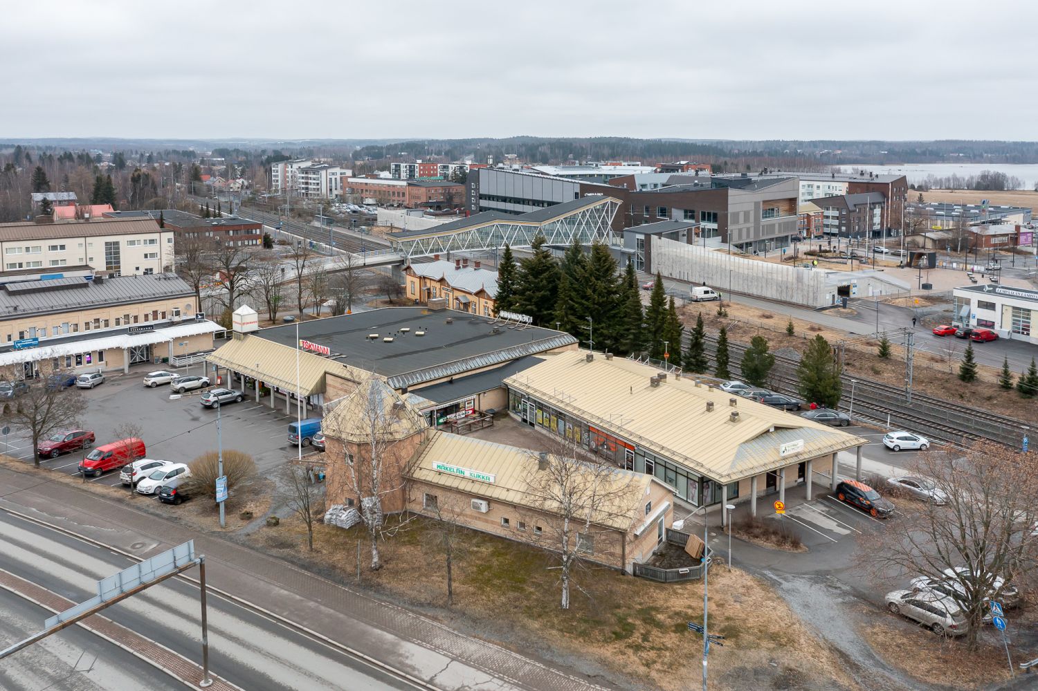 Liikekeskuksessa runsaasti maksutonta parkkitilaa