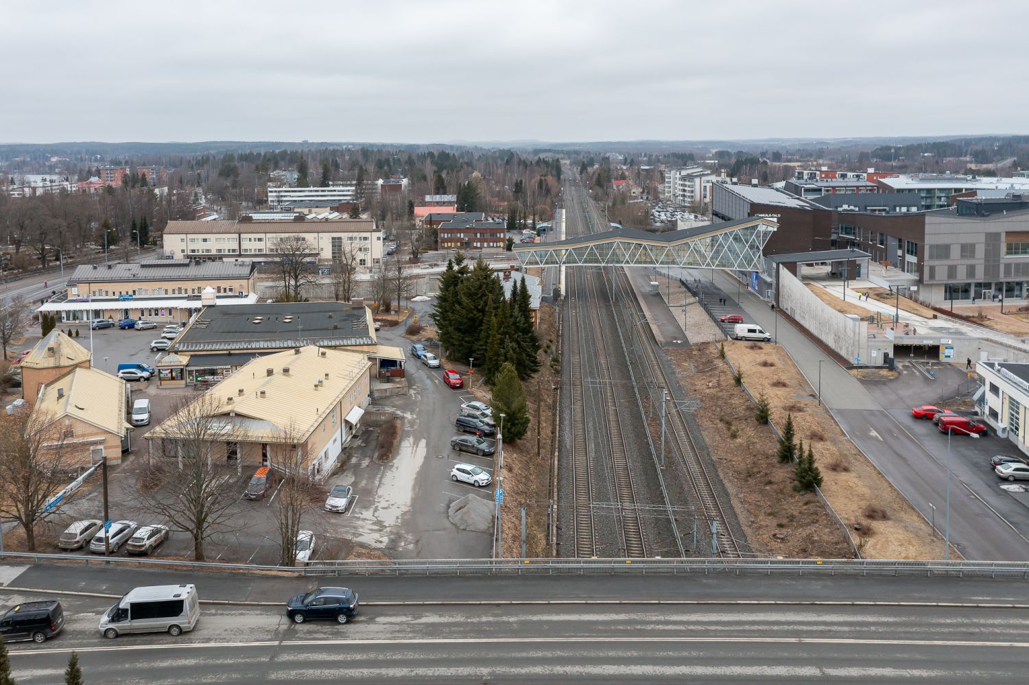 Katutason kunnostettua liiketilaa Lempäälän keskustassa. Erinomaiset kulkuyhteydet mm. rautatieasema naapurissa ja linja-autot kulkevat vierestä.Maksutonta parkkitilaa runsaasti.Vuokrataan samaisesta kiinteistöstä neljä erillistä toimitilaa.B11 90m2B12 225m2B16,1 68,5m2B16,2 186,5m2B17 8m2...