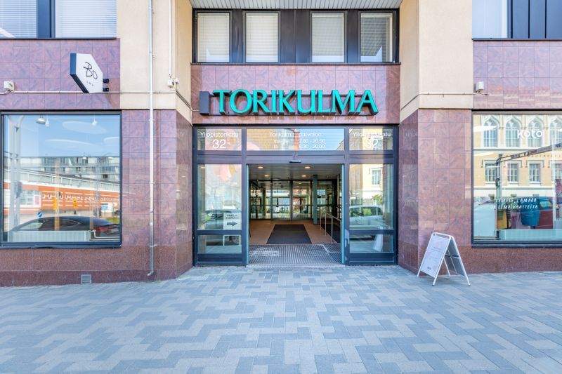 Sisäänkäynti Yliopistonkadun puolelta