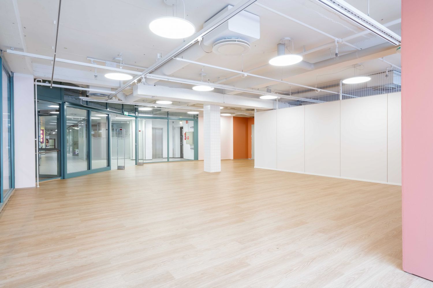 Avara sisääntulo kauppakäytävältä