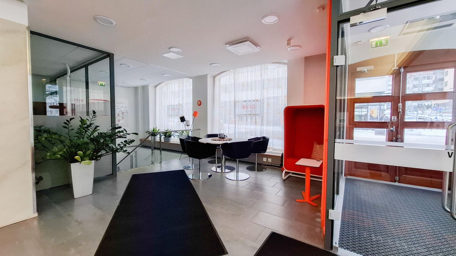 Jyväskylän Kirkkopuiston kupeessa, keskustan palveluiden välittömässä läheisyydessä sijaitseva n. 450 m2 toimistotila.