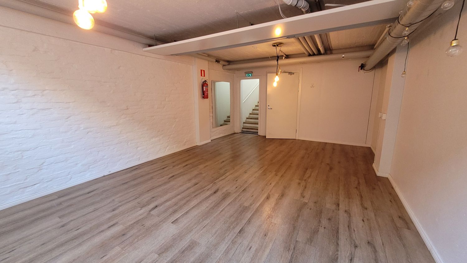 Alakerran asiakastila