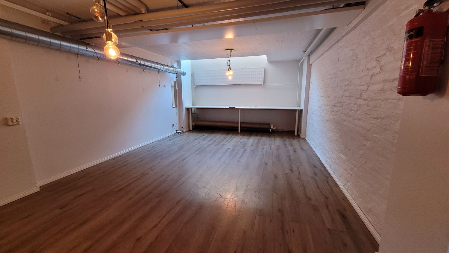 Alakerran asiakastila