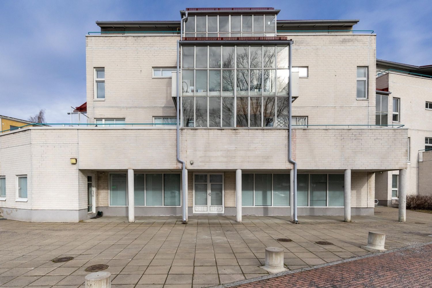 Vuokrattu liiketila Ala-Malmilla - sijoituskohde!Tarjolla katutason liikehuoneisto erinomaisella sijainnilla Ala-Malmilla, vain kivenheiton päässä Malmin juna-asemasta ja Malmin Nova -kauppakeskuksesta.Tämä avara ja valoisa liiketila tarjoaa suuret näyteikkunat kadulle, sekä kaksi sisäänkäyntiä....