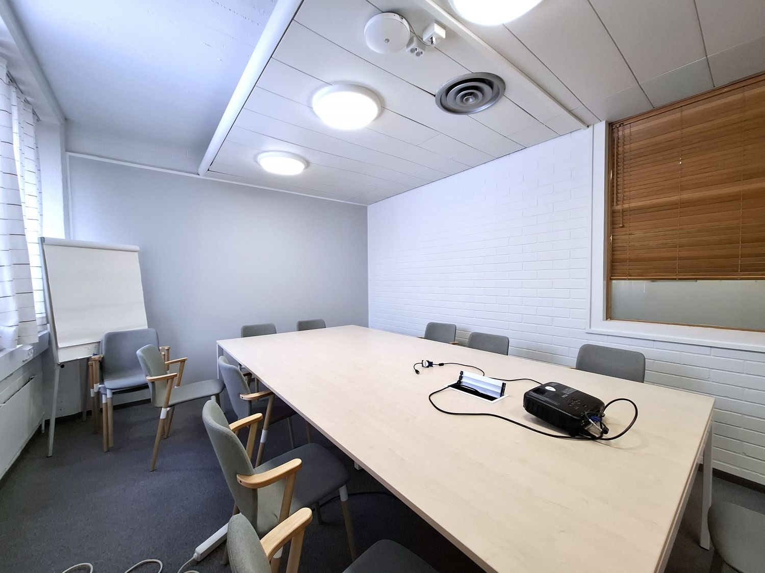 1. kerroksen yhteiskäyttöinen neukkari