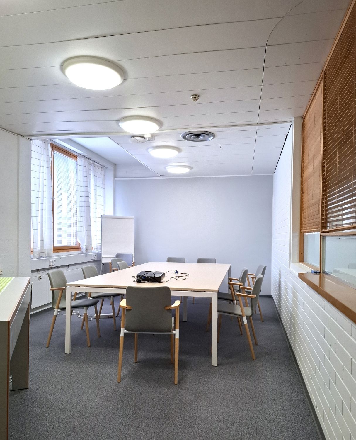 1. kerroksen yhteiskäyttöinen neukkari