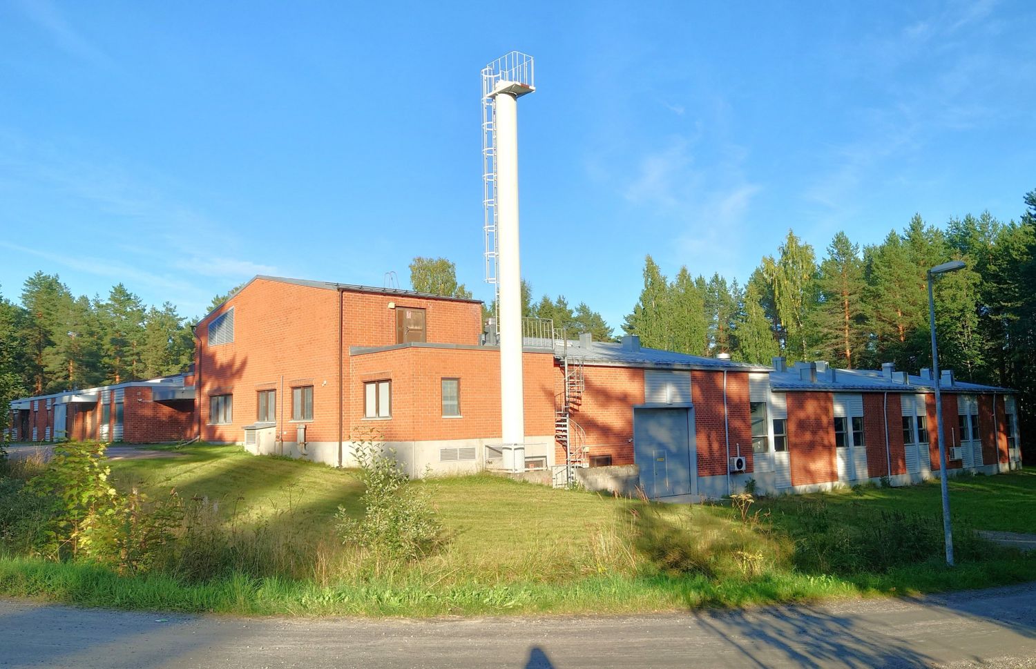 Myydään aiemmin leipomokäytössä ollut teollisuusrakennus Kuopion Vehmersalmella.  Rinteeseen rakennettu rakennus on osin kaksikerroksinen. Rakennuksessa on pohjapiirustuksen perusteella tulkittuna noin 1 400 m2 hallitiloja, noin 200 m2 matalaa varastotilaa ja noin 450 m2 muita tiloja. Pinta-aloja ei...