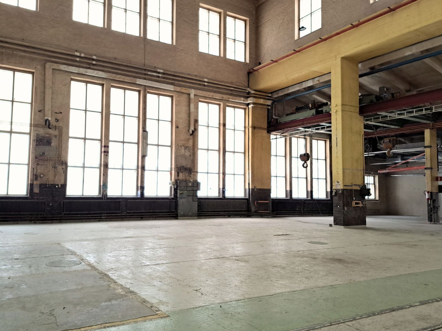 Korkat ikkunat luo katedraalisen tunnelman