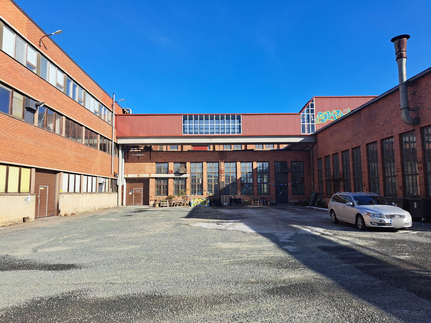 Korkea hallitila vuokralle entisessä veturitallissa.Tarjolla vuokrattavaksi tilava hallitila Konepajan entisen veturitallin ainutlaatuisista tiloista. Tämä vanha ja rouhea hallikiinteistö tarjoaa erinomaiset puitteet erilaiseen varastointiin sekä tuotannolliseen toimintaan. Tila on korkeaa tilaa j...