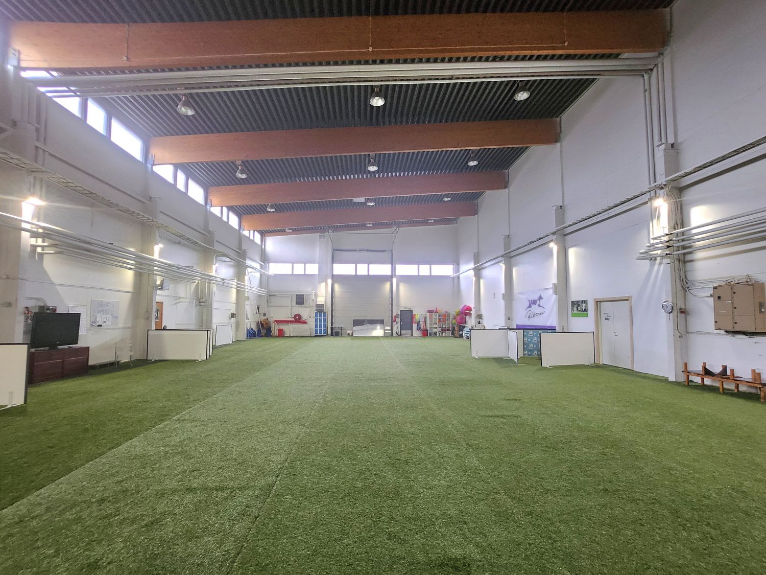 Ylöjärven Pinotiellä vapautuu sopimuksen mukaan siistiä maantason varastotilaa. Noin kahdeksan metriä korkea tila on varustettu kahdella nosto-ovella.Tila soveltuu hyvin esimerkiksi varastointiin tai tuotantotyöhön. Keskeinen sijainti Ylöjärven palveluiden ja sujuvien liikenneyhteyksien äärellä....