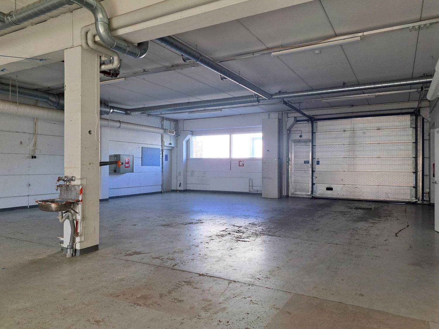 Nosto-ovi ja käsienpesuallas