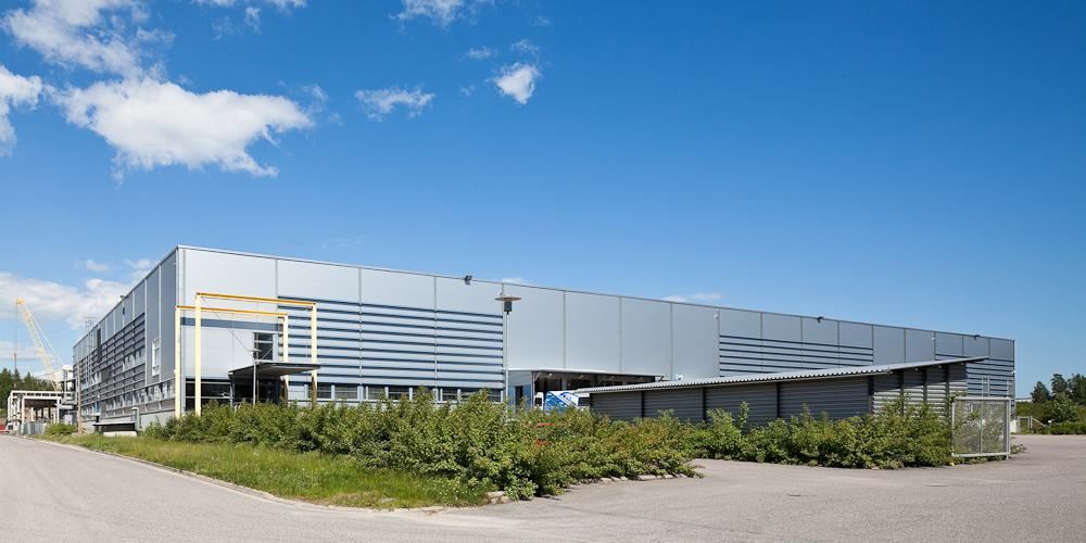 Vuokrataan kokonainen 10 494,5m² varastokiinteistö hyvältä paikalta Hakkilan teollisuus- ja työpaikka- alueelta. Tila on mahdollista jakaa pienempiin kokonaisuuksiin alkaen noin 2000 m². Varastotilojen vapaa korkeus on noin 7,2 m, useita lastaustaskuja ja -laitureita. Kiinteistö sijaitsee  Lahden ...