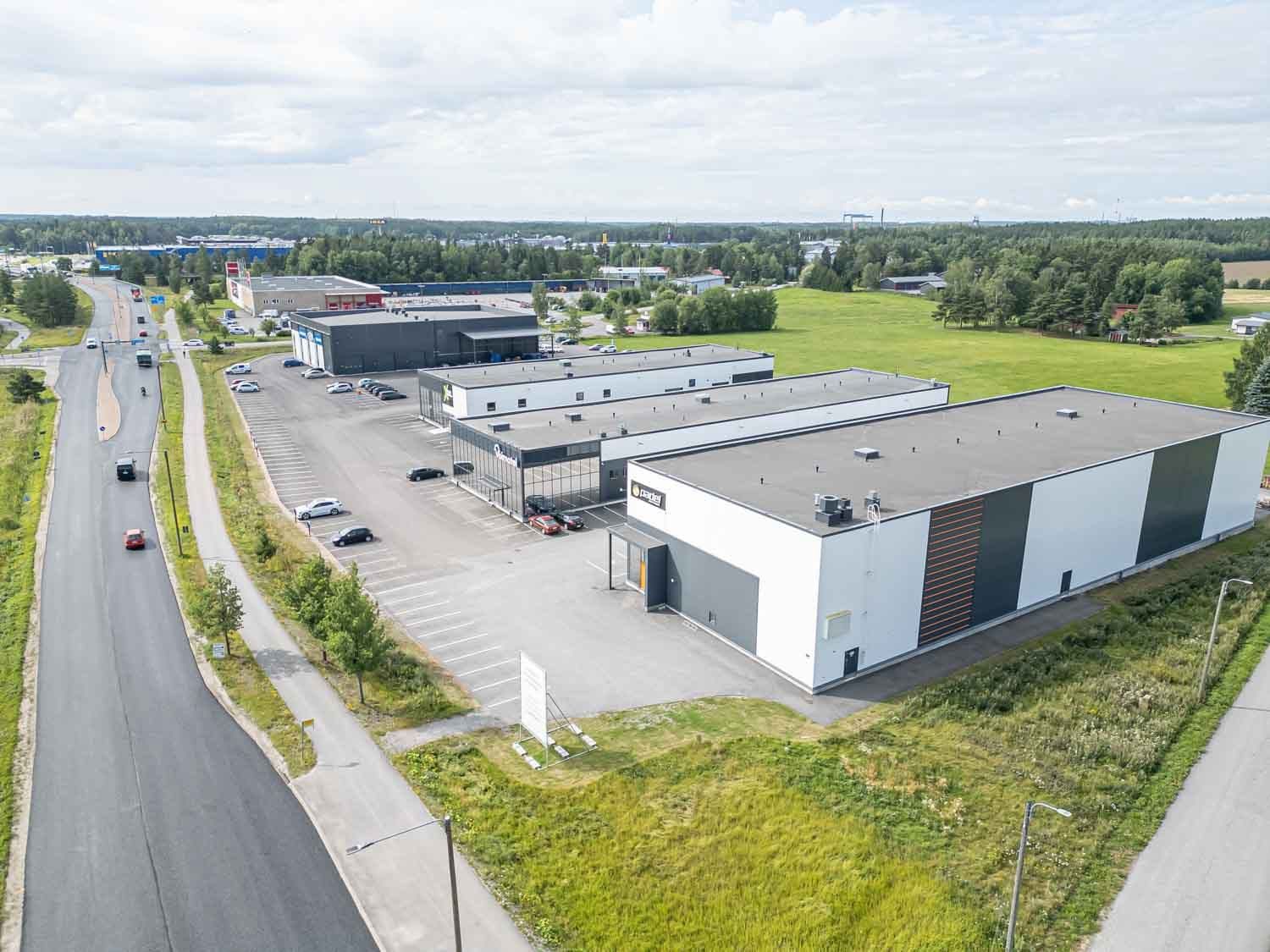 Vuokrataan 245 m² v. 2021 valmistunut päädyssä sijaitseva varasto/-tuotantotila Kuninkojasta. Tilaan on nosto-ovi. Tilaan sisältyy autopaikkoja kiinteistön pihalla. Loistava uusi kohde hyvällä sijainnilla ohikulkutien välittömässä läheisyydessä hyvien kulkuyhteyksien varrella.Ota yhteyttä, käydä...