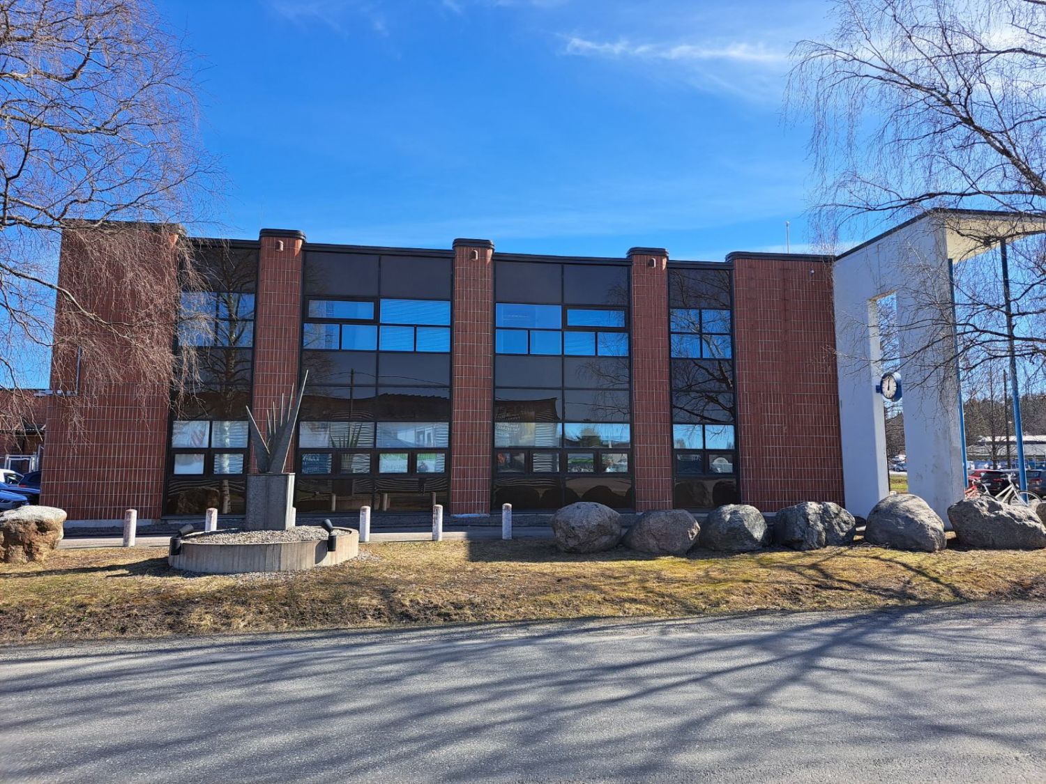 Vuokrataan ensimmäisen kerroksen 467 m² toimistotila Konepajankadulta, moottoritien läheisyydestä. Kysy lisätietoja tai sovitaan käynti kohteelle!