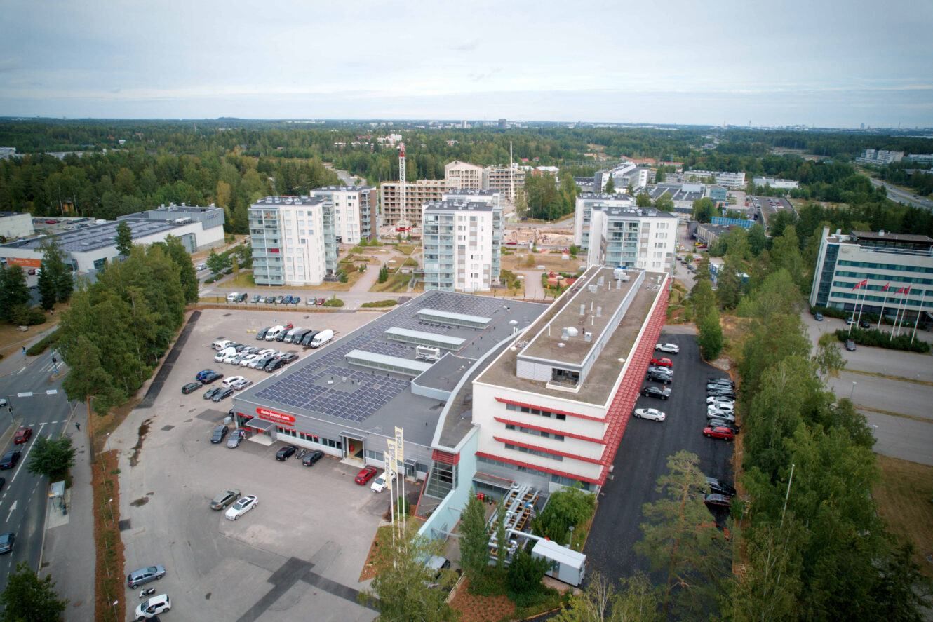 Vuokrataan Espoon Nihtisillasta katutason vapautumassa oleva 840 m² monikäyttötila. Tila soveltuu esimerkiksi toimistoksi, kevyeen varastointiin ja ruoanvalmistukseenkin. Tiloissa on valmis tuotantokeittiö, sekä vastikään täysin remontoidut sosiaali- ja toimistotilat. Kiinteistö sijaitsee näkyväll...