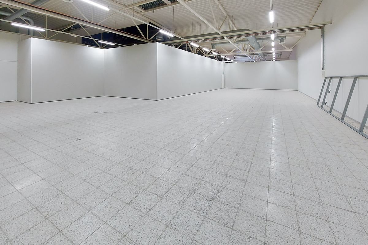 Vuokrataan siisti katutason 379 m2 varastotila Retail Park Neutronista, Riihimäeltä. Tilaan käynti ainoastaan rakennuksen takaa, eli ei sovellu asiakaskäyttöön. Ulkoseinään voidaan asentaa suuri nosto- ovi.Kysy rohkeasti lisätietoja ja varaa esittelyaikasi jo tänään!