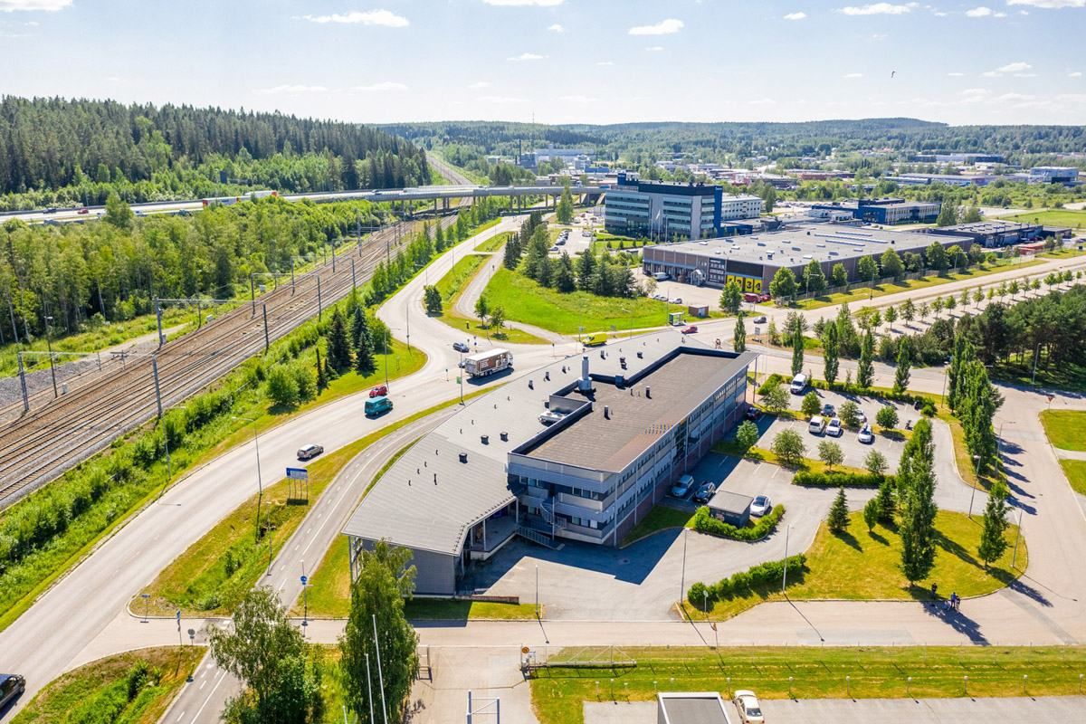 Vuokrataan siisti toisen kerroksen 388 m² toimisto- /työtila, todella hyvällä sijainnilla Sarankulmasta. Tilasta löytyy kaksi WC-tilaa, sekä keittiö. Tila on jäähdytetty, joka takaa siis miellyttävän työskentelyn myös kesäkuumalla. Pysäköintitilaa on runsaasti niin työntekijöille kuin asiakkaille. T...